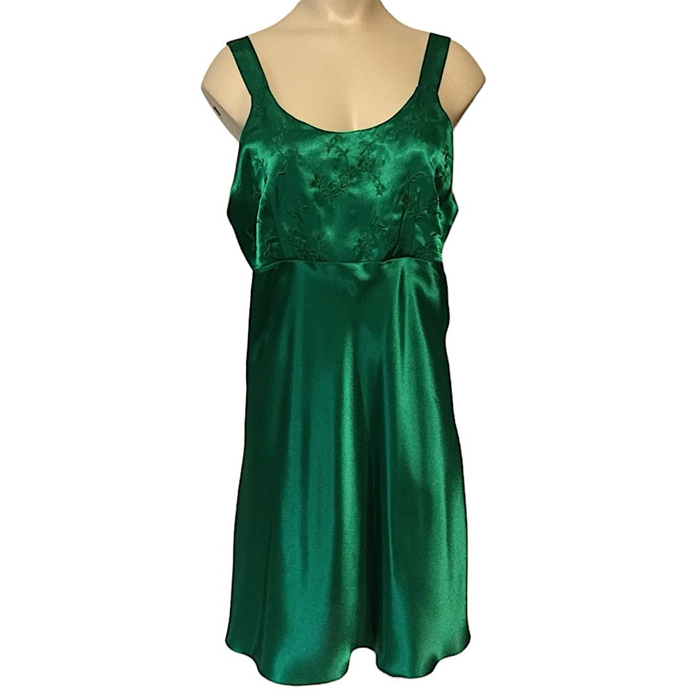 VINTAGE sz Small Nightie ERIKA TAYLOR Embroidered Nightie Satiny Emerald Green
